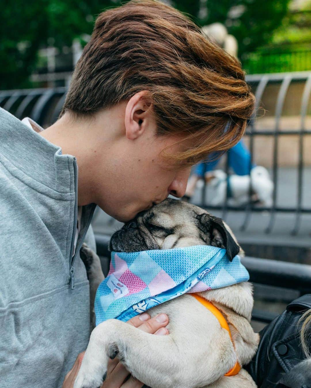 itsdougthepugさんのインスタグラム写真 - (itsdougthepugInstagram)「“Sometimes u just need a lil smooch on da head @colesprouse” -Doug」8月4日 0時52分 - itsdougthepug