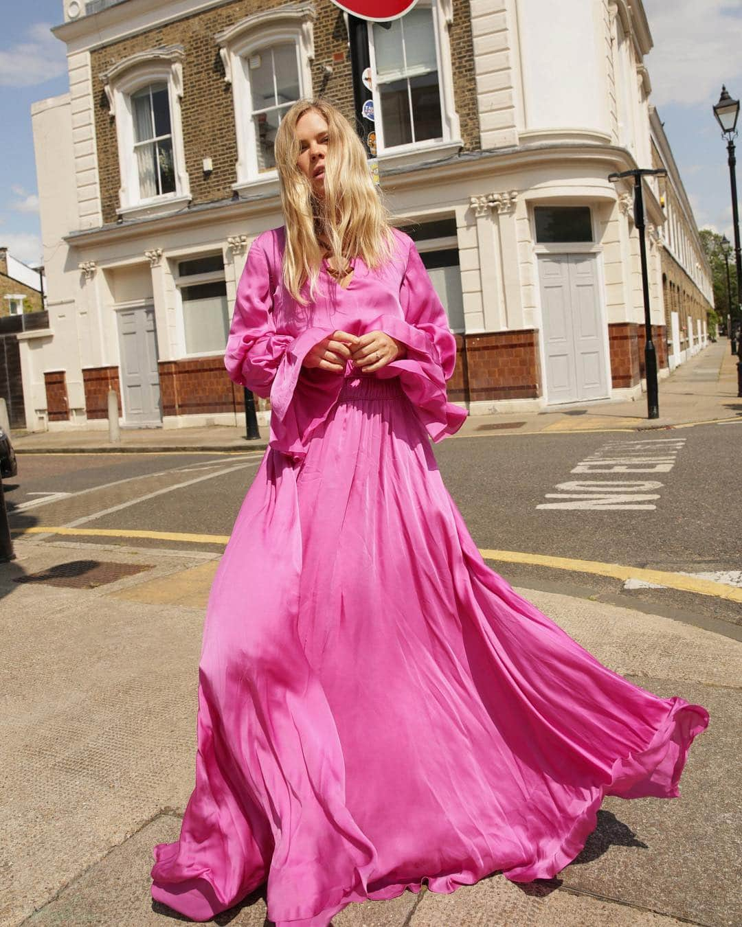 The Outnetさんのインスタグラム写真 - (The OutnetInstagram)「@roksandailincic's hot pink maxi has never looked as gorgeous as it does on @wethepeoplestyle 💕💗💓 #THEOUTNET  Shop all your favorite #Roksanda looks, just visit #linkinbio 👆」8月4日 0時54分 - theoutnet