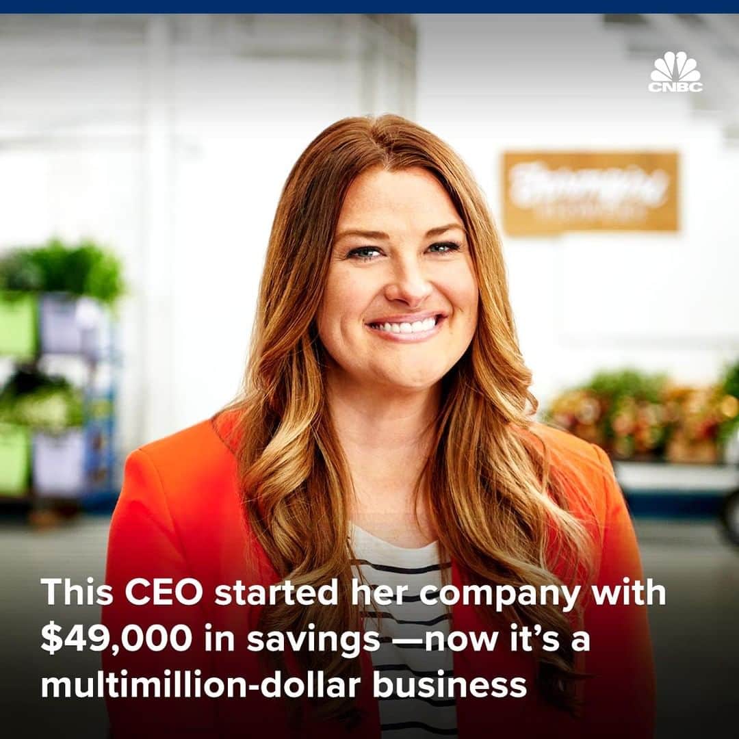 CNBCさんのインスタグラム写真 - (CNBCInstagram)「When Christina Stembel ordered Mother's Day flowers for her Mom, the florist messed up the order, and Stembel saw an opportunity.⁠ ⁠ "All of the business books that I read said to solve a real problem that you have," Stembel tells @cnbcmakeit. "And I was like 'This is a real problem that I have!' It's only a couple of times a year, but I have this problem ... and so other people probably do, too."⁠ ⁠ Stembel decided to disrupt the flower industry with Farmgirl Flowers. Rather than offering flowers that customers can bundle into an amateurly styled bouquet, she curates a selection of high-quality bouquets for sale daily, which cut waste by about 40%. ⁠⁠ This year she's expected to bring in $32 million in revenue. Find out how she did it at the link in bio. ⁠ ⁠」8月4日 0時55分 - cnbc