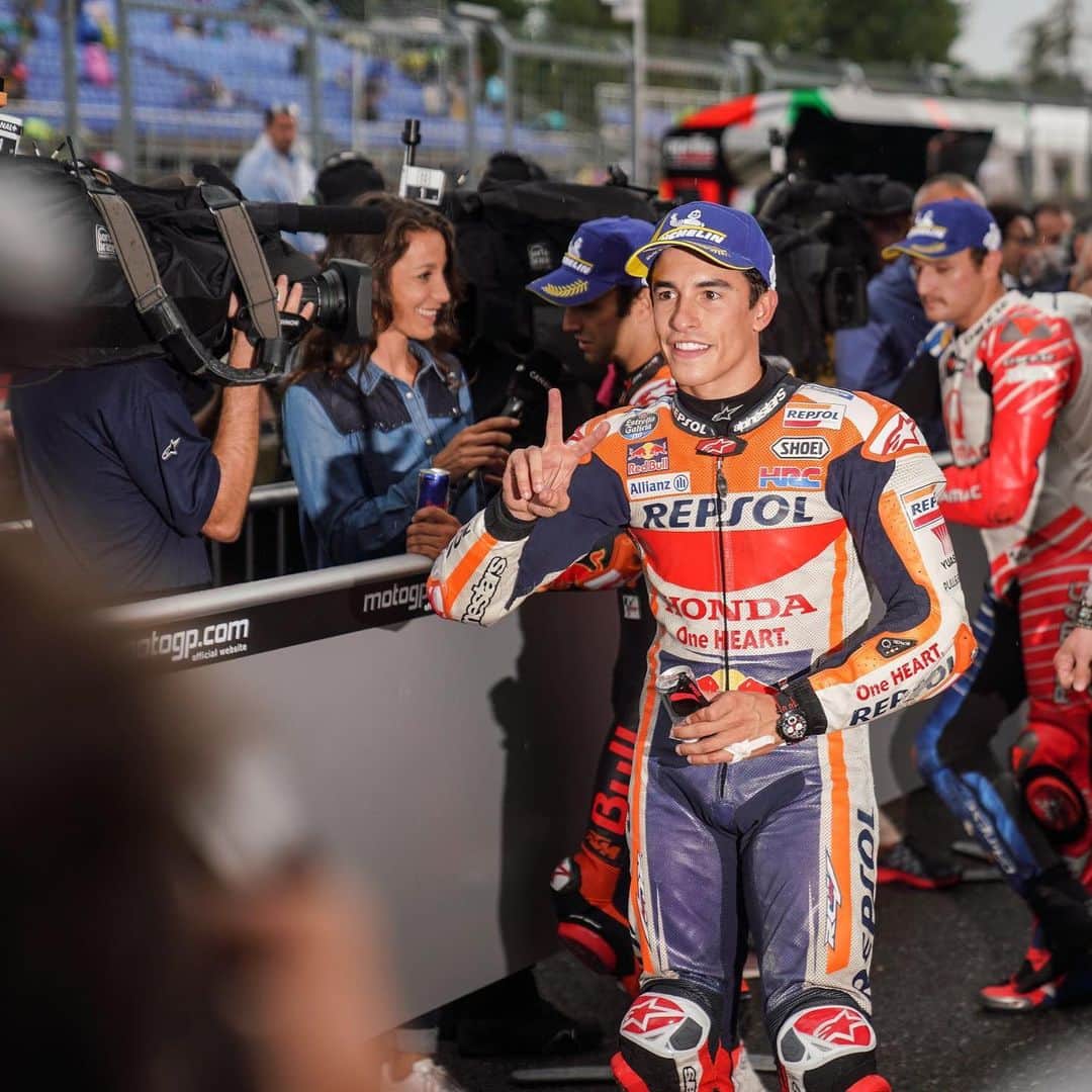 レプソル・ホンダのインスタグラム：「2.5 seconds clear of second place 🇨🇿 ⠀⠀⠀⠀⠀⠀⠀⠀⠀ Pole number 58 in @MotoGP for @marcmarquez93 😎 ⠀⠀⠀⠀⠀⠀⠀⠀⠀ #CzechGP #25RepsolHonda #Repsol #MotoGP #Honda #Racing #RepsolHonda #HRC #RC213V #MM93 #MarcMarquez #ThePowerOfDreams #Motorcycle #Czechia #Brno #Pole #MickDoohan #Doohan #Record」