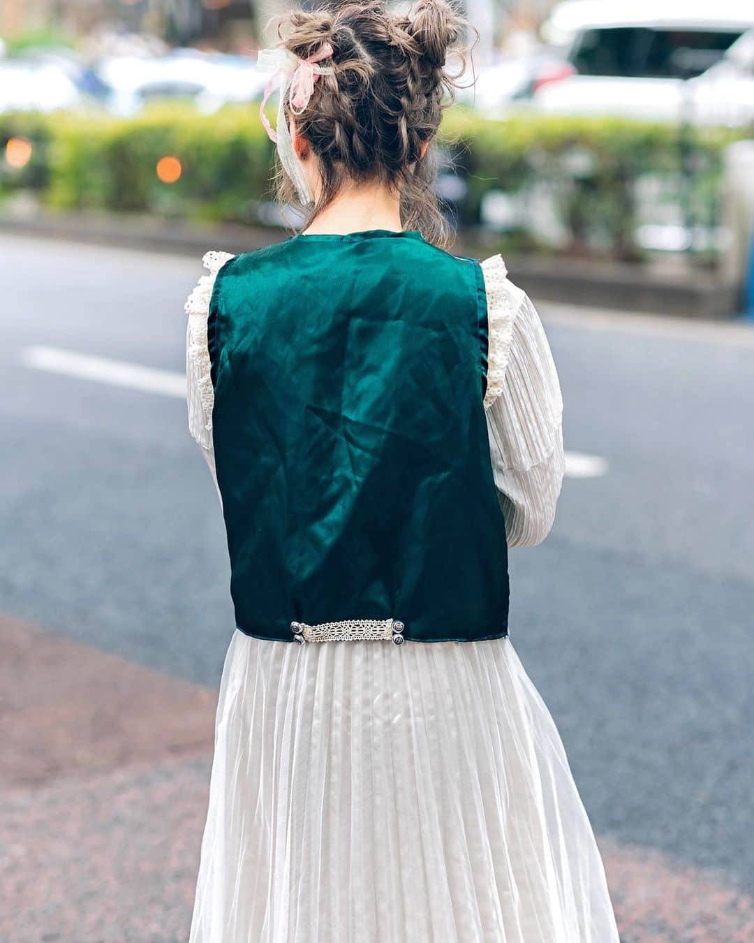 Harajuku Japanさんのインスタグラム写真 - (Harajuku JapanInstagram)「20-year-old Japanese student Mami (@usagitabetai_) on the street in Harajuku wearing a vintage floral brocade vest over a vintage pleated dress with vintage bow-laced silver shoes. She said that her hair and makeup were done by her friends @_m_m_m_47 and @ht_152m.」8月4日 0時57分 - tokyofashion
