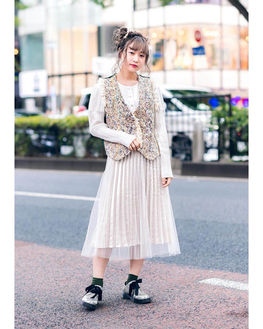 Harajuku Japanさんのインスタグラム写真 - (Harajuku JapanInstagram)「20-year-old Japanese student Mami (@usagitabetai_) on the street in Harajuku wearing a vintage floral brocade vest over a vintage pleated dress with vintage bow-laced silver shoes. She said that her hair and makeup were done by her friends @_m_m_m_47 and @ht_152m.」8月4日 0時57分 - tokyofashion