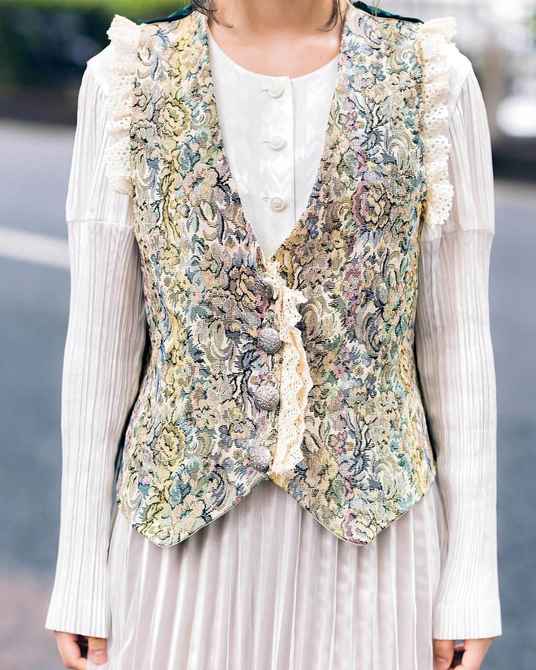 Harajuku Japanさんのインスタグラム写真 - (Harajuku JapanInstagram)「20-year-old Japanese student Mami (@usagitabetai_) on the street in Harajuku wearing a vintage floral brocade vest over a vintage pleated dress with vintage bow-laced silver shoes. She said that her hair and makeup were done by her friends @_m_m_m_47 and @ht_152m.」8月4日 0時57分 - tokyofashion