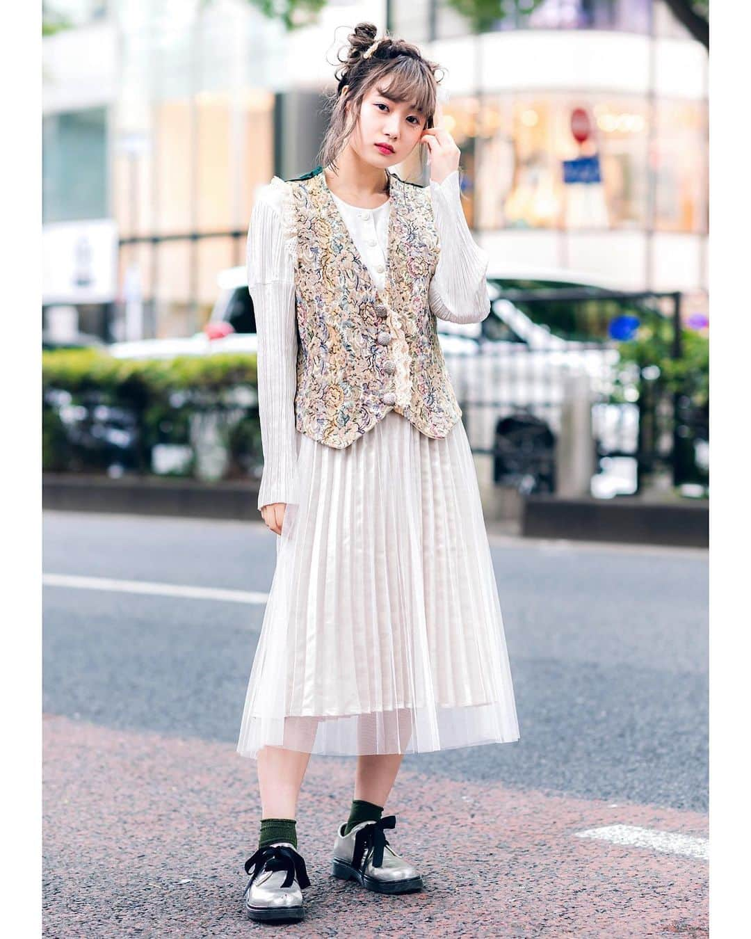 Harajuku Japanさんのインスタグラム写真 - (Harajuku JapanInstagram)「20-year-old Japanese student Mami (@usagitabetai_) on the street in Harajuku wearing a vintage floral brocade vest over a vintage pleated dress with vintage bow-laced silver shoes. She said that her hair and makeup were done by her friends @_m_m_m_47 and @ht_152m.」8月4日 0時57分 - tokyofashion