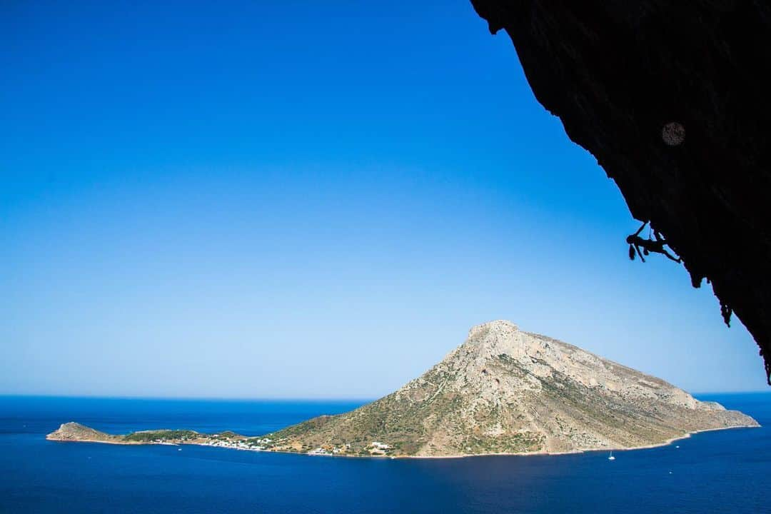 ユリア・フィシェルさんのインスタグラム写真 - (ユリア・フィシェルInstagram)「Last climbing day in Kalymnos is unfortunately over. The heat and lack of wind made it almost impossible to try something hard, so I decided just to climb what looked best this trip and explore as much as possible. I can't really complain about the outcome: on 6 climbing days I climbed 7 routes 8a or harder, 3 of them flash 😊👌 Grande Grotta was definitely a highlight of the trip, I think the pictures say everything 😉 - 📷: @mary_lechner . @allineedtea @therapierbar_vorarlberg #climbing #rockclimbing #kalymnos #grandegrotta #holidays #summer」8月4日 1時01分 - julia_fiser