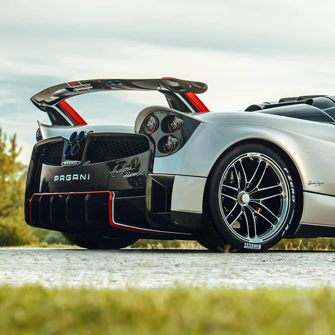 パガーニ・アウトモビリのインスタグラム：「Roadster BC is trustworthy and exciting as it is the result of endless work on numerous elements: the rigidity of the chassis, the vehicle’s dynamics, the elasto-kinematics of the suspension and the lowering of its centre of gravity and weight, to name just a few. Having explored, tested and perfected all these aspects, electronics were then added to further increase performance, stability and safety. These improved electronics not only reduce dive, squat and roll effects intensely but take the control and safety of the vehicle to a new level.  #discoveringbc #suspensions #pagani #huayra #roadsterbc」