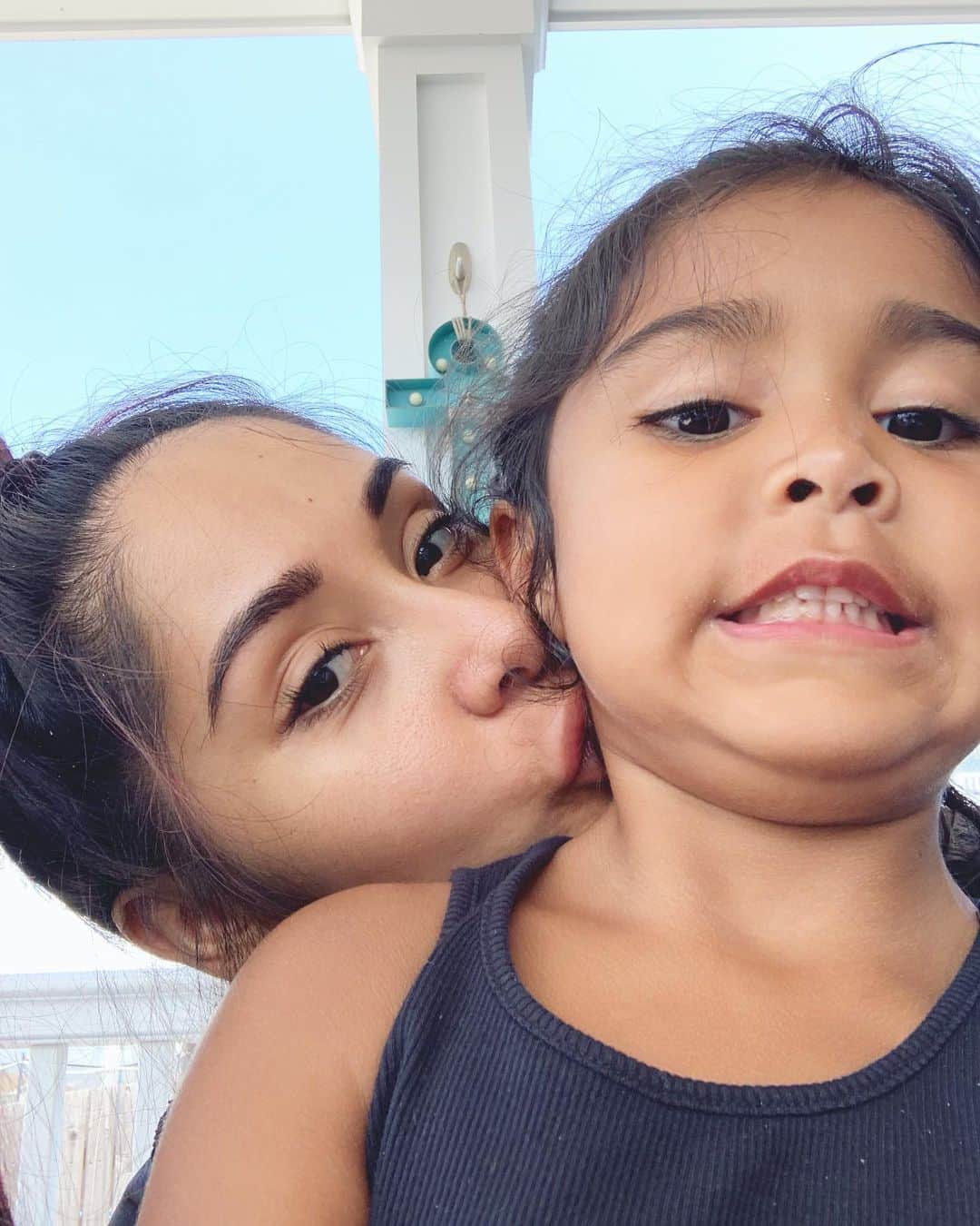 ニコール・ ポリッツィのインスタグラム：「Sissy takes selfies now. I love you mini me 🥴」