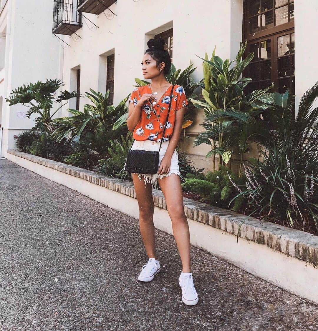 のインスタグラム：「Off-duty: The Quilted Love Crossbody is the perfect addition to @emmacristy's weekend-ready look.」