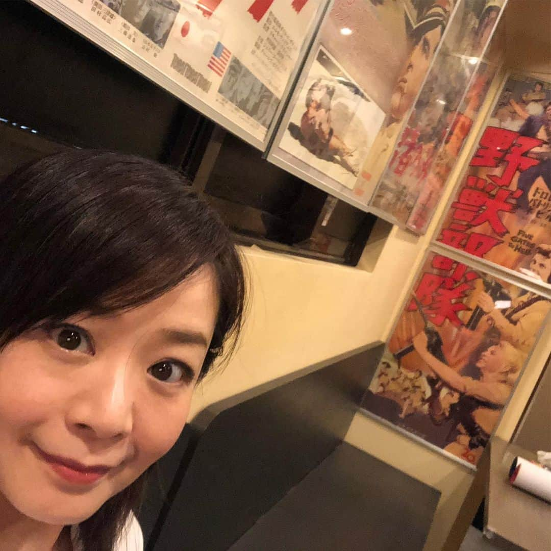 小林愛さんのインスタグラム写真 - (小林愛Instagram)「今日は、クレヨンしんちゃんの「アッパレ戦国大合戦」の上映&トークイベントに行って来ました✨  客席30人ほどの小さな小さな映画館で、支配人さんが自らトークコーナーを仕切り、サイン会や写真撮影会をして、最後は手作りの鍋などを振る舞ってもらい、みんなで酒を呑む…という、とてもアットホームなイベントでした☺️ そのアットホームな雰囲気もあって、普段オフィシャルな場では決してしない話を沢山してしまった🤣🤣🤣 最後は、原監督やお客様とも、お酒を飲みながらゆっくりとお喋り。楽しかった☺️ アニメのお仕事は、こういう事があるから有り難い😌だって、18年も前の事なのに。  5歳の時に見て衝撃的でした…って言われて、言葉が出ませんでしたよ😆  でも、そういう人達と直接話をする機会がいただけた事に、ホント感謝感謝です。  ありがとうございました❗️ #シネマノヴェチェント #クレヨンしんちゃん #アッパレ戦国大合戦 #原恵一監督」8月4日 1時09分 - love_me_ai