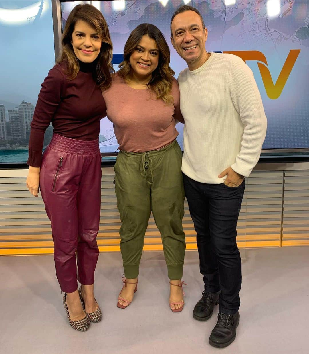 Preta Gilさんのインスタグラム写真 - (Preta GilInstagram)「Com meus amigos @marigross1 e @judicefabio agora no #rjtv falando da nossa peça @maispretaquenunca que apresento hoje no @theatrobangu e sexta no @theatronetrio !!! Obrigada pelo espaço !!! O lookinho é @lelisblanc e a sandália @amaro 💗 #maispretaquenunca #maispqn」8月4日 1時10分 - pretagil