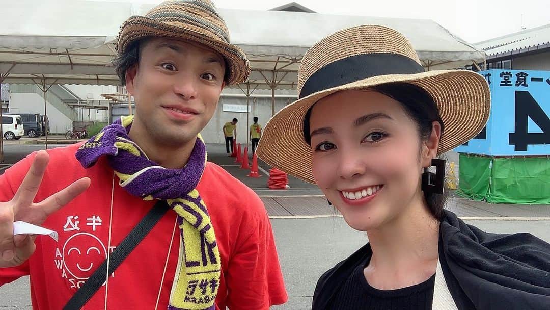 のインスタグラム：「急に思い立って 誰にも言わずに帰ったので  誰かにバッタリ会わないかな〜  と思ったら 思いがけない同級生に バッタリ会えました✨  お互い東京に住んでて 卒業以来一度も東京で会ったことないのに、 ここでバッタリ再会するという 奇跡✨  こんなにうん十万人という人がいる中でバッタリって 本当凄い確率だよね✨  また東京で会おうねタッキー♪  #同級生 #再会 #専修科 #専修科同期 #longtimenosee」
