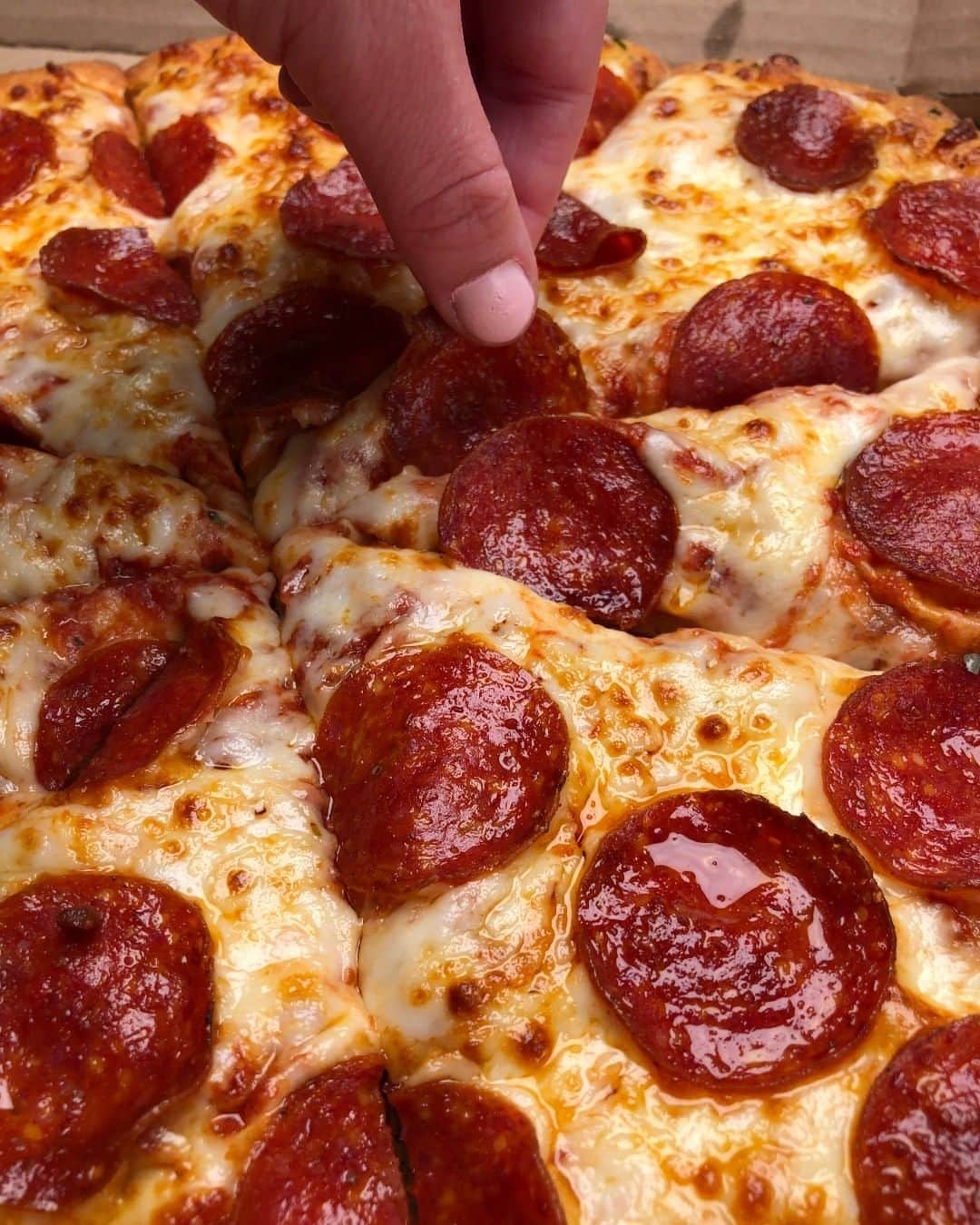 Domino's Pizzaさんのインスタグラム写真 - (Domino's PizzaInstagram)「TAG a pepperoni stealer. 😏」8月4日 1時15分 - dominos