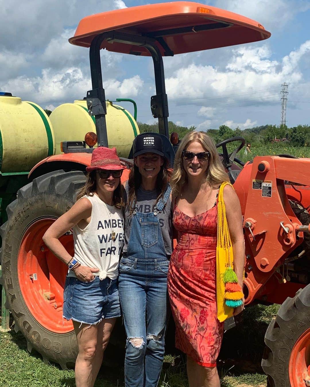 ナネットレポーのインスタグラム：「Saturday mornings @amberwavesfarm 🥒🍅🍆🥕#eatlocal」