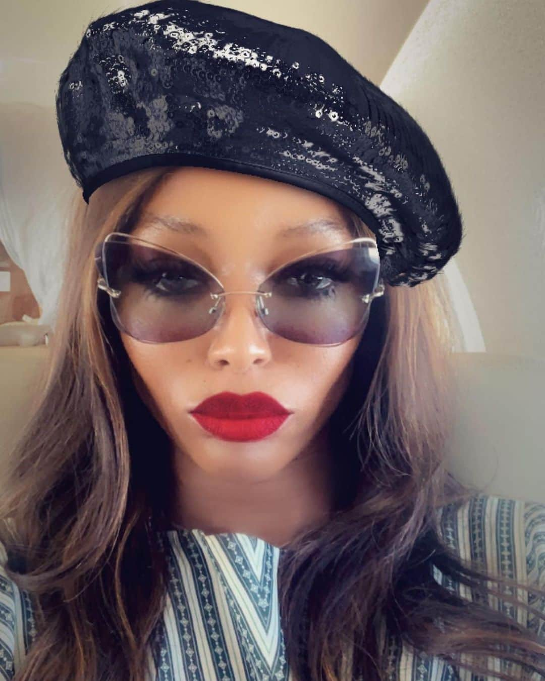 ナオミ・キャンベルさんのインスタグラム写真 - (ナオミ・キャンベルInstagram)「Pout 💋👄 Beret ( hat) & #Lips  is a snap filter」8月4日 1時23分 - naomi