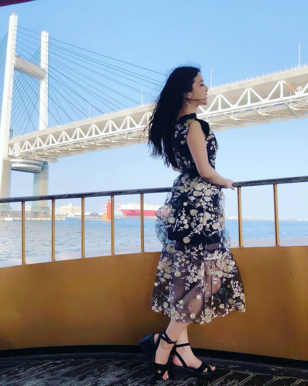 のインスタグラム：「夏は海にBBQに船に花火💓  子供達100人招待の海賊船プロジェクト ニカラグア大使と一緒に 歌ったり、踊ったり  本当に楽しかった💓  #海賊船 #横浜 #ニカラグア大使 #船 #海賊 #japan #yokohama #ベイブリッジ #船のBBQ #夏のイベント」
