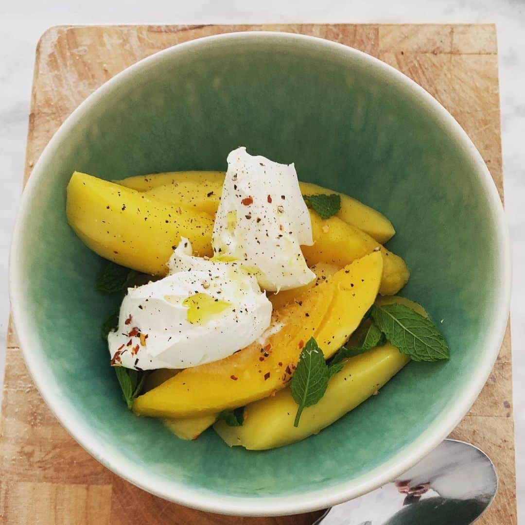 ボーイ・ジョージさんのインスタグラム写真 - (ボーイ・ジョージInstagram)「Mango with Mascarpone,  mint and chill flakes. A drizzle of @thegayfarmer olive oil and a little cracked pepper. #Veggieontheledge #Food #Veggie #love #Eat #fruit #Cheese #Mint #Chili」8月4日 1時23分 - boygeorgeofficial