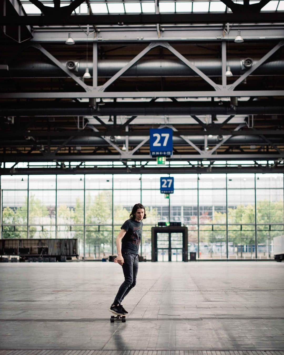 ジェームズ・ベイさんのインスタグラム写真 - (ジェームズ・ベイInstagram)「Quick whizz on Art’s @carverskate before the show 🛹 📷 @ohalfin」8月4日 1時28分 - jamesbaymusic