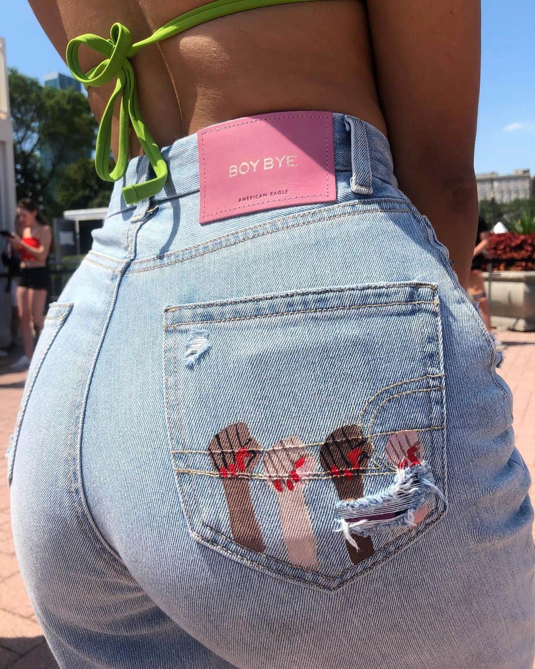 American Eagleさんのインスタグラム写真 - (American EagleInstagram)「Still not over @editaurial’s customized Mom jeans from our NYC Union Square store 😍 Show us your @lollapalooza festival fit with #AExME and @americaneagle & you could be featured #lollapalooza」8月4日 1時36分 - americaneagle