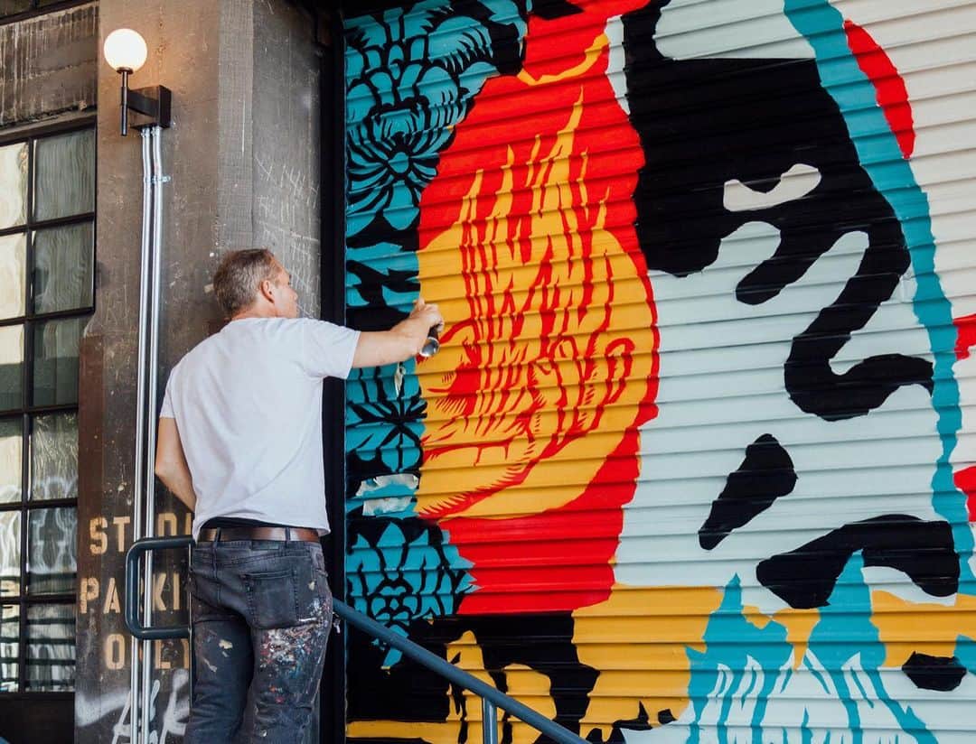 Shepard Faireyさんのインスタグラム写真 - (Shepard FaireyInstagram)「I was honored when @sohohouselosangeles invited me to paint a mural on one of their roll up doors at their new location in DTLA. I've been putting art up in Arts District since the early 2000's and it's changed a lot over the years but the art continues to decorate the streets. The #SohoWarehouse is coming soon, be sure to check it out when it opens! - Shepard⁠⠀ Photos: Brecht」8月4日 1時38分 - obeygiant