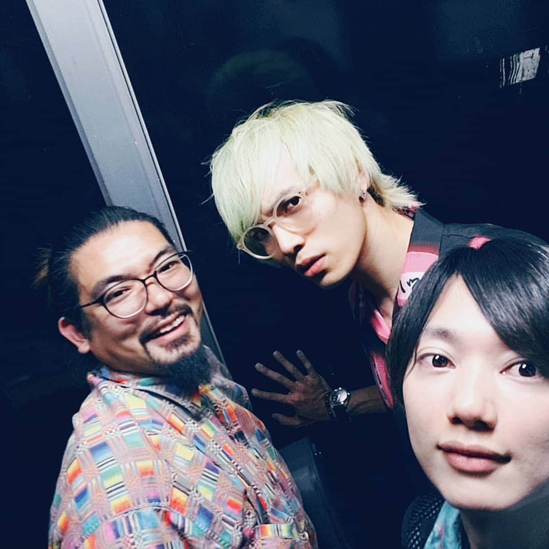 涼平さんのインスタグラム写真 - (涼平Instagram)「名古屋、車道LINKありがとうございました💃💃💃 初めてのハコだったけど、めちゃくちゃ楽しく踊れたね🧜  トラケミ、godもめちゃくちゃかっこいいライブありがとうございます🌴  3日連続ライブだったけどとても元気なのはみんなのおかげだね。  どのハコも中音もとても良かったから、それも相まってより素敵なライブできたんだよね。  また会いにくるから、絶対会いに来てよ👶  #migimimisleeptight #thegodanddeathstars  #トラケミスト #車道LINK」8月4日 1時41分 - mm_peko