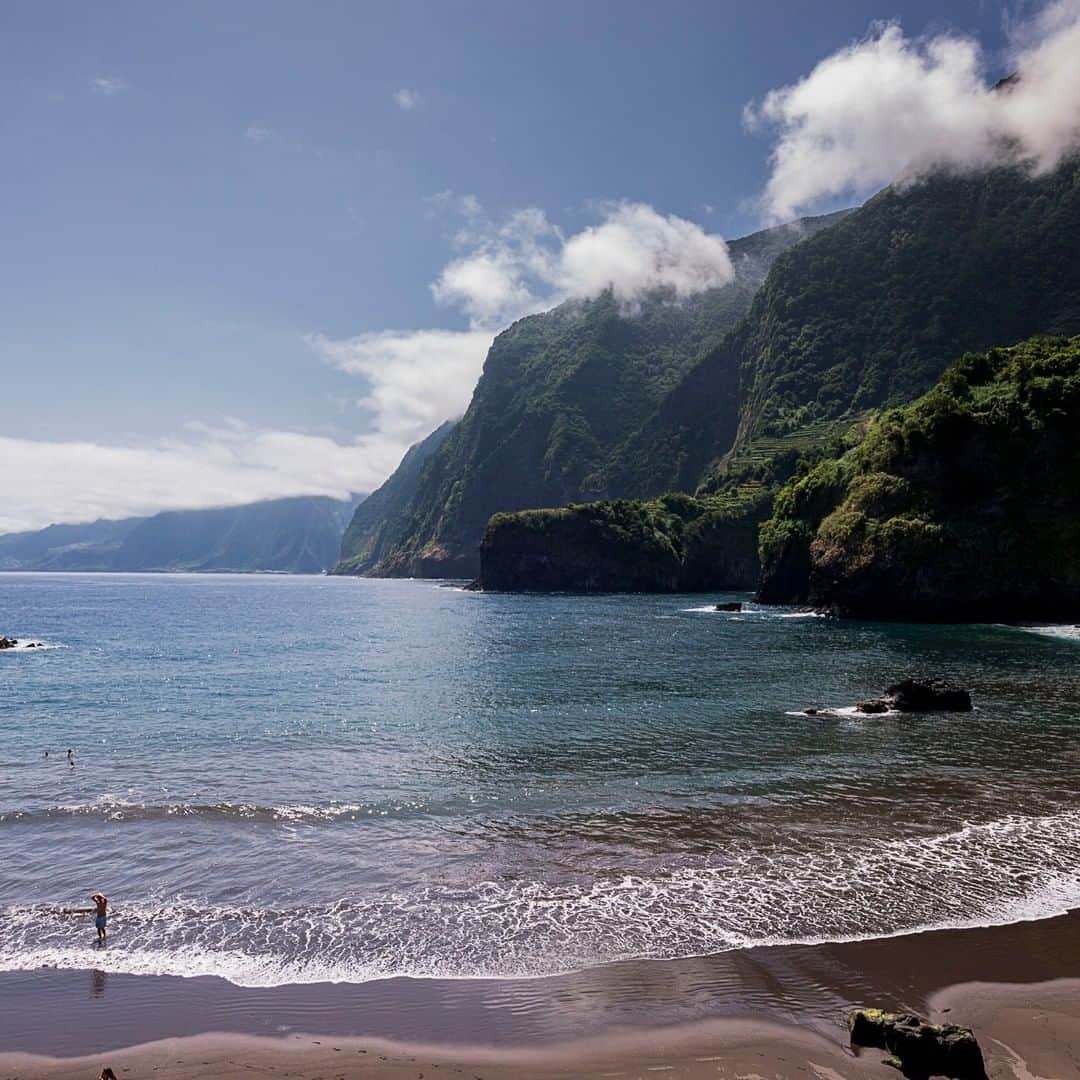 クリスティアーノ・ロナウドさんのインスタグラム写真 - (クリスティアーノ・ロナウドInstagram)「Have you ever imagined that in Madeira there was a place like this beautiful beach? If you were wondering about a reason to visit my island, here’s one: Seixal Beach. #ChallengeTheObvious #VisitMadeira #MadeiraNoWordsNeeded @visitmadeira」8月4日 2時00分 - cristiano