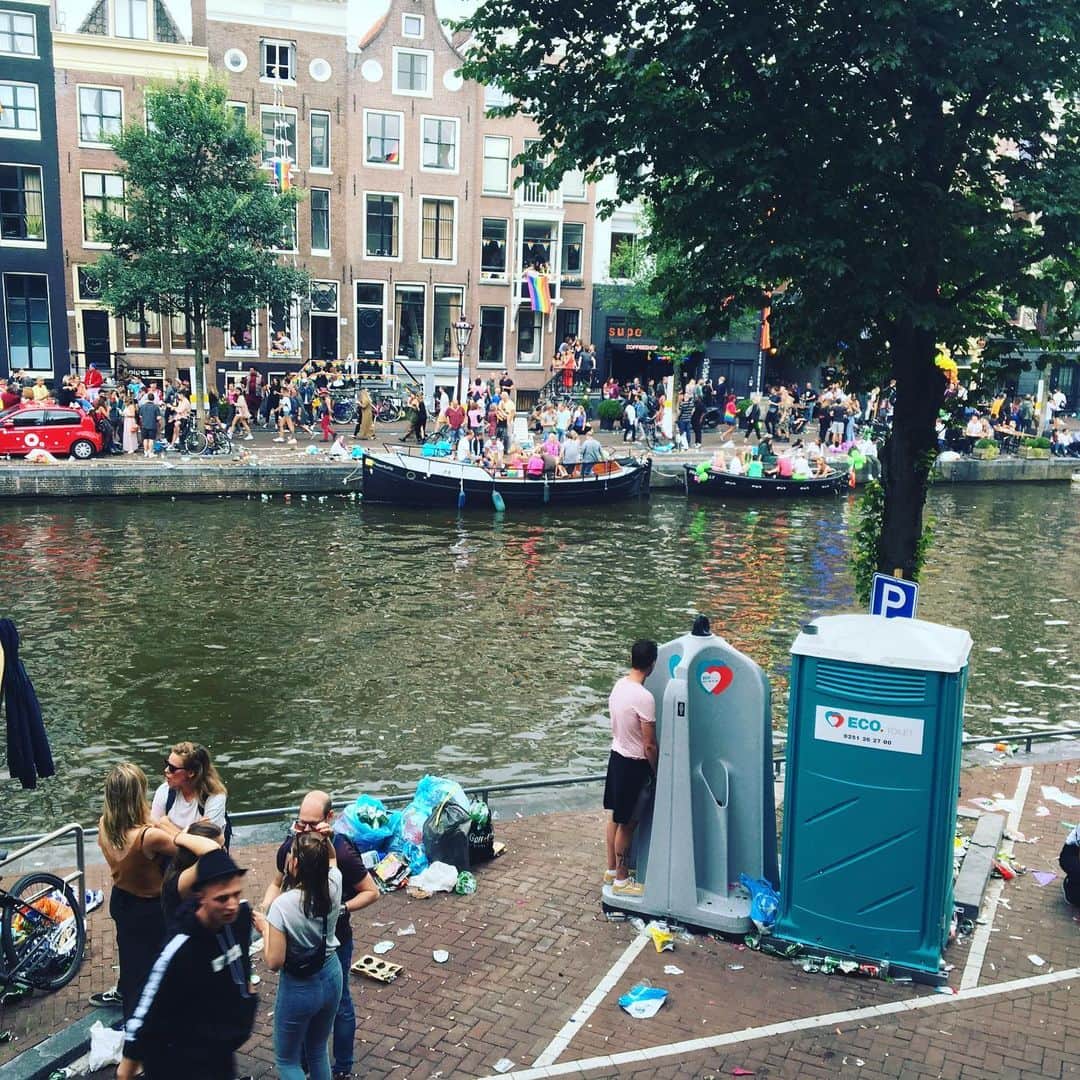 やまだひさしさんのインスタグラム写真 - (やまだひさしInstagram)「ぶらりアムス散歩。 男子トイレがオープンすぎるw #やまだひさし #ラジオ #DJ #オランダ #アムステルダム #今日は #パレード #熱気 #やばい」8月4日 2時00分 - yamadamic