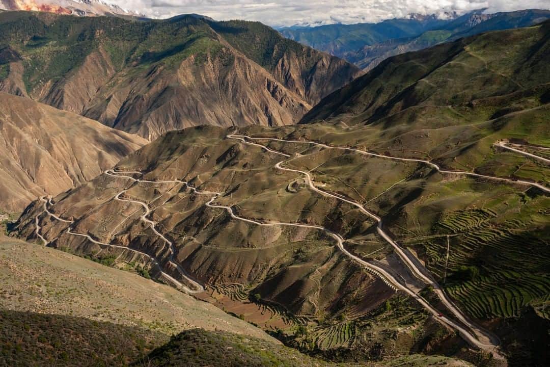 Michael Yamashitaさんのインスタグラム写真 - (Michael YamashitaInstagram)「Zar Gamala Pass, National Highway route 318. Traveling Tibet is never an easy ride. This pass has over 180 hairpin turns, blind curves and tight switchbacks. Takes more than an hour to reach the top at 4,700 m. See if you can find the car on the road for a sense of scale.  #tibet #friendshiphighway #highway #mountainpass」8月4日 2時00分 - yamashitaphoto