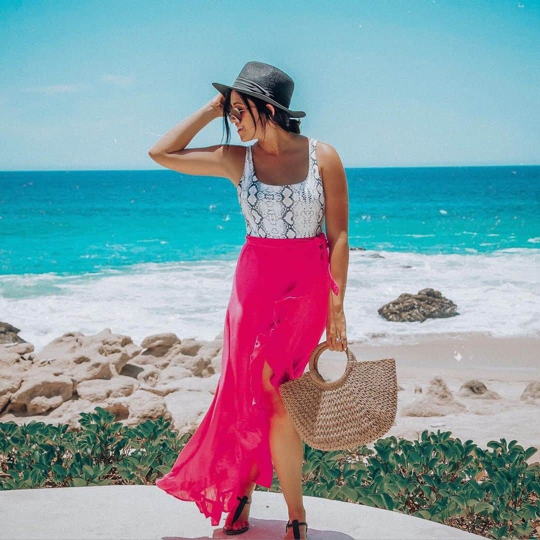 サムエデルマンのインスタグラム：「The perfect beach day sandal ☀️@erinaschow in our Gigi!」