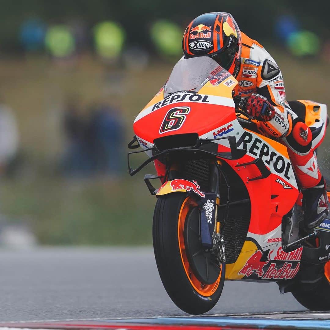 レプソル・ホンダのインスタグラム：「Front ⬇️ ⠀⠀⠀⠀⠀⠀⠀⠀⠀ #CzechGP #25RepsolHonda #Repsol #MotoGP #Honda #Racing #RepsolHonda #HRC #RC213V #MM93 #MarcMarquez #SB6 #StefanBradl #ThePowerOfDreams #Motorcycle #Czechia #Brno」