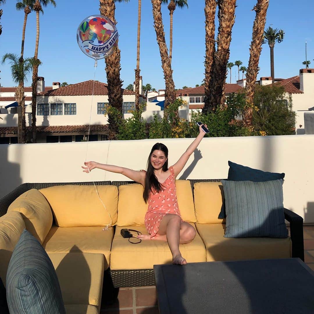 ランドリー・ベンダーのインスタグラム：「I’ve never liked the idea of getting older but I love the idea of living my life vicariously through a hamilton quote so I think I’ll be okay 🎈 #19」