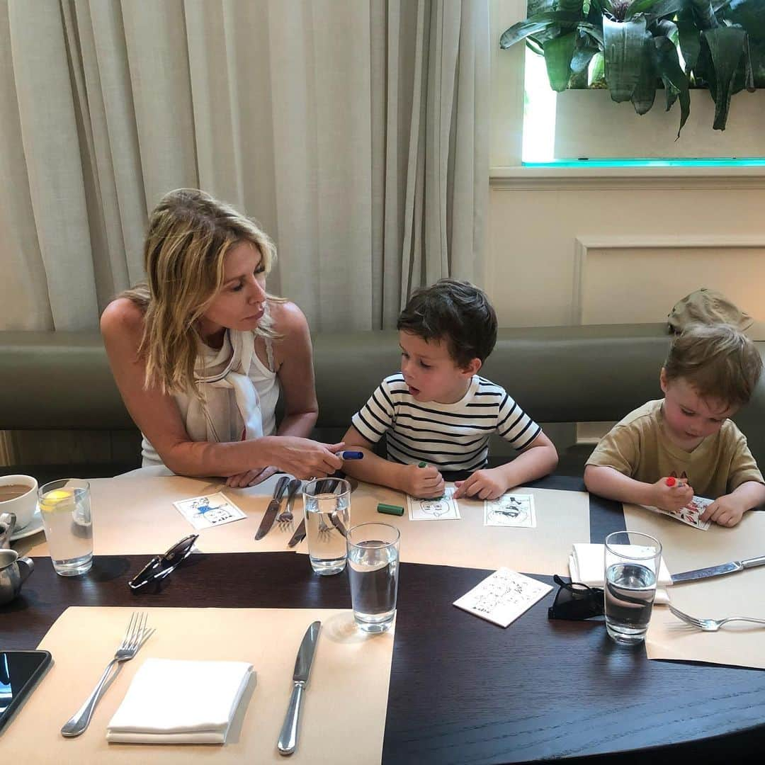 キャロル・ラドジウィルさんのインスタグラム写真 - (キャロル・ラドジウィルInstagram)「Saturday morning coloring session with these guys. 💙💙 #jules #levon」8月4日 1時59分 - caroleradziwill