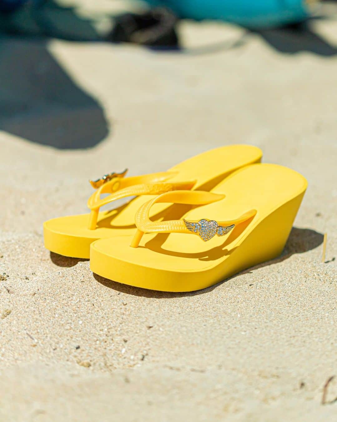 Popits Hawaiiのインスタグラム：「High Heel Wedge Yellow x Flying Heart charms👼❤️⁠ ⁠ ⁠ #popitshawaii #ポピッツ #sandals #charms #alohastate #luckywelivehawaii #waikiki #footwear #thong #happyfeet #flipflops #slippers #ハワイ #ハワイ旅行 #ハワイ好き #ハワイ大好き #ハワイ好きな人と繋がりたい #ビーチサンダル #フラ #フラダンス #占い」