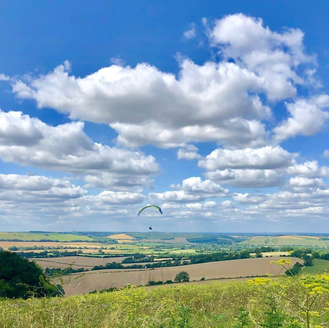 ポール・ブラックソーンさんのインスタグラム写真 - (ポール・ブラックソーンInstagram)「Touch of Paragliding anyone ???? Not me!! I’d rather go with wheels on the ground - nice day for it though....」8月4日 2時09分 - paulblackthorne