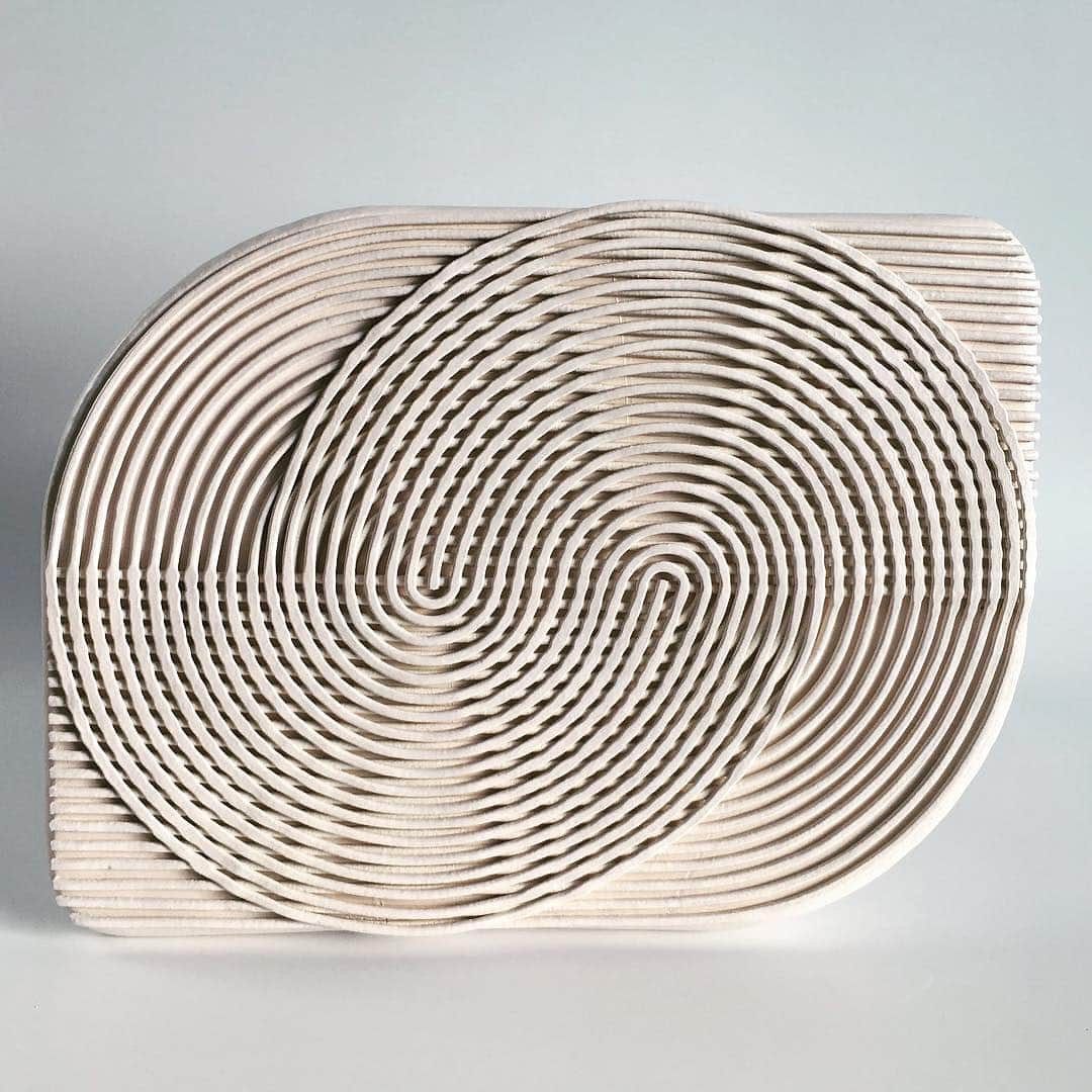 Design Milkさんのインスタグラム写真 - (Design MilkInstagram)「This handmade (!!) #ceramic #wallhanging by @colleencarlsondesign looks like an #opticalillusion. 🌀」8月4日 2時04分 - designmilk