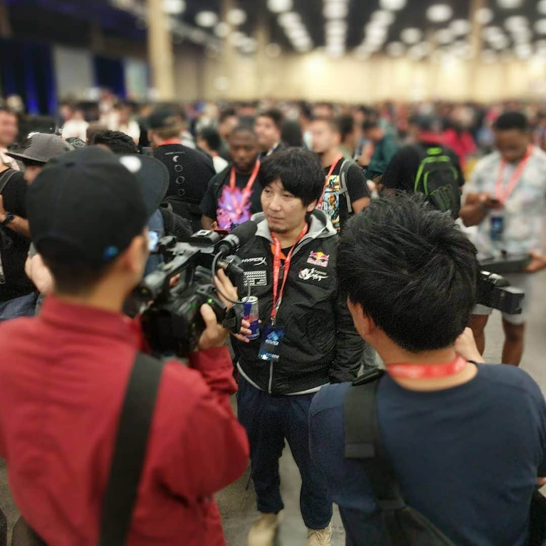 梅原大吾さんのインスタグラム写真 - (梅原大吾Instagram)「早速インタビュー #EVO2019  Starting off with a quick interview.」8月4日 2時10分 - daigothebeast