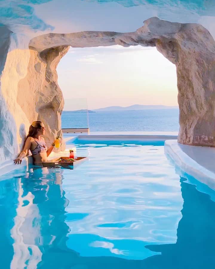 Izkizのインスタグラム：「Living my best life..eating delicious food in a cave pool in Mykonos 😄💙 Does it get any better than this!? Love this amazing cave suite at @cavotagoomykonos 💙 one of the most beautiful hotels! 🇬🇷 #Mykonos」