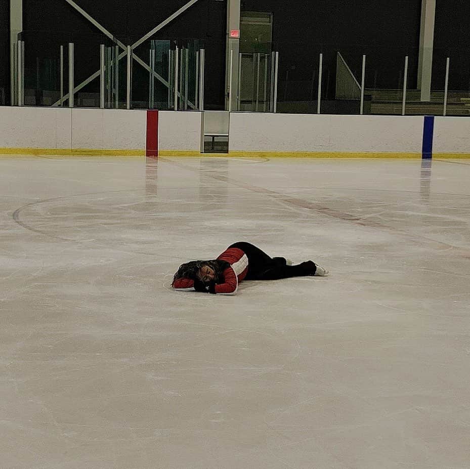 ケイトリン・オズモンドさんのインスタグラム写真 - (ケイトリン・オズモンドInstagram)「Sometimes it’s nice to just take a little nap on the ice... #saturdaymorningskating #naptime」8月4日 2時27分 - kaetkiss