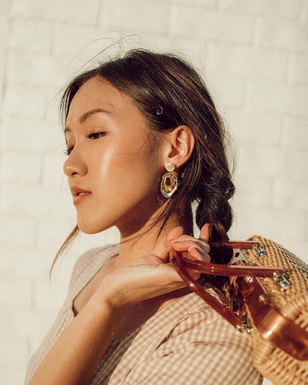 W E Y L I Eのインスタグラム：「I’ve been obsessed with earrings lately! I haven’t worn earrings in years bc it used to bug me so much. I love that it adds a nice touch to my outfits now. These are from @oakandfort 💫」