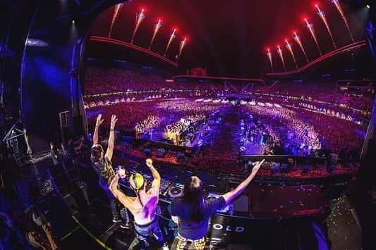 Dimitri Vegas & Like Mikeさんのインスタグラム写真 - (Dimitri Vegas & Like MikeInstagram)「A story Untold ❤️ we killed it again together with our brother @steveaoki as @3arelegend」8月4日 2時20分 - dimitrivegasandlikemike