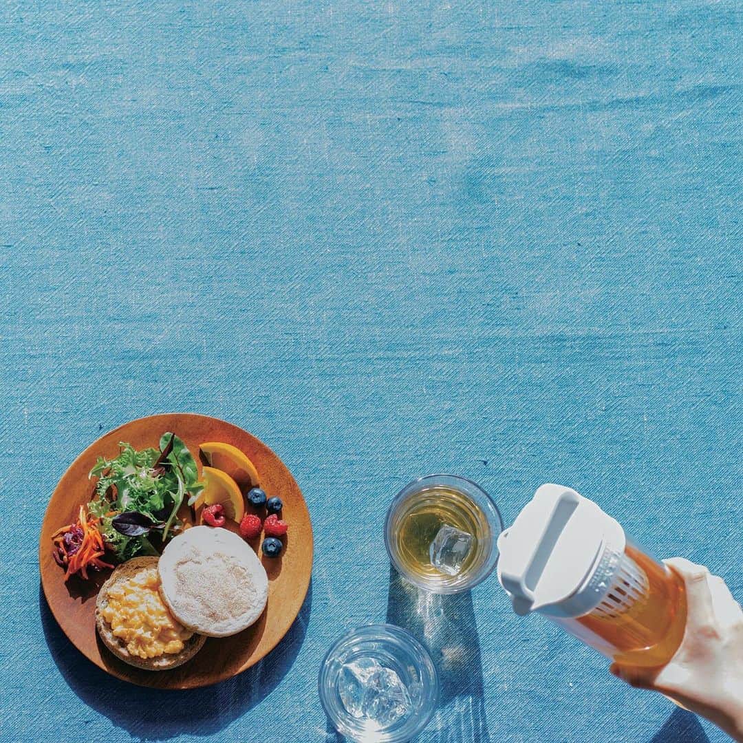 MUJI USAさんのインスタグラム写真 - (MUJI USAInstagram)「Easily chill your summer refreshers in our Acrylic Water Pot, and pour it into a simple, refreshing glass. The unique wood grain of our acacia plates is the perfect complement to summer tableware.  Find our Acrylic Water Pot and Acaciaware in stores and online. #muji #summer」8月4日 2時20分 - mujiusa