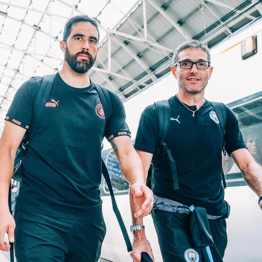 マンチェスター・シティFCさんのインスタグラム写真 - (マンチェスター・シティFCInstagram)「The one where the squad goes to Wembley...🚂🔜 #mancity」8月4日 2時31分 - mancity