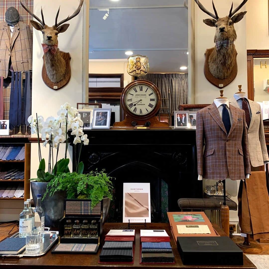 のインスタグラム：「After 100 years of dressing sartorially discerning ladies and gentlemen at 11 Savile Row it’s no wonder it feels like home. Visit us in store to enjoy our full bespoke services, shop our ready to wear collection and discover more about the history of Huntsman.」