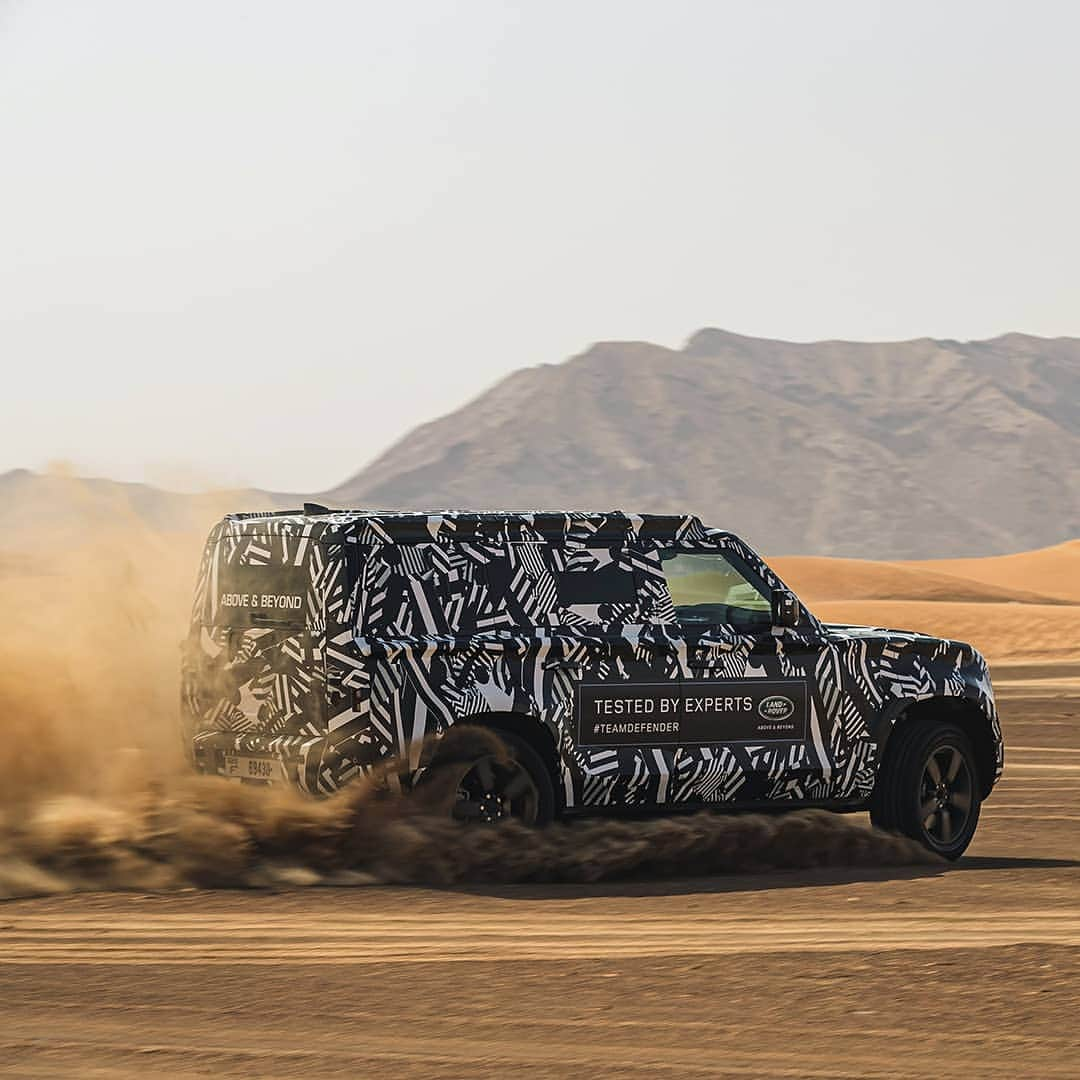 Land Roverさんのインスタグラム写真 - (Land RoverInstagram)「Temperatures in excess of 40-degrees, soft sand, steep ascents and demanding side slopes. All in a day’s testing for the new #LandRover #DEFENDER with our partners @ifrc. Tap the link in our bio to watch the film.  #IFRC #TeamDefender #LandRoverDefender #Best4x4xFar #OffRoad #4x4 #Testing #Carsofinstagram #Instacar #SUV #CarLifestyle #Adventure #Adventuring #Dubai #RedCross #4x4 #Technology #SearchAndRescue」8月4日 2時38分 - landrover