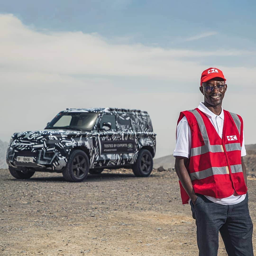 Land Roverさんのインスタグラム写真 - (Land RoverInstagram)「Temperatures in excess of 40-degrees, soft sand, steep ascents and demanding side slopes. All in a day’s testing for the new #LandRover #DEFENDER with our partners @ifrc. Tap the link in our bio to watch the film.  #IFRC #TeamDefender #LandRoverDefender #Best4x4xFar #OffRoad #4x4 #Testing #Carsofinstagram #Instacar #SUV #CarLifestyle #Adventure #Adventuring #Dubai #RedCross #4x4 #Technology #SearchAndRescue」8月4日 2時38分 - landrover