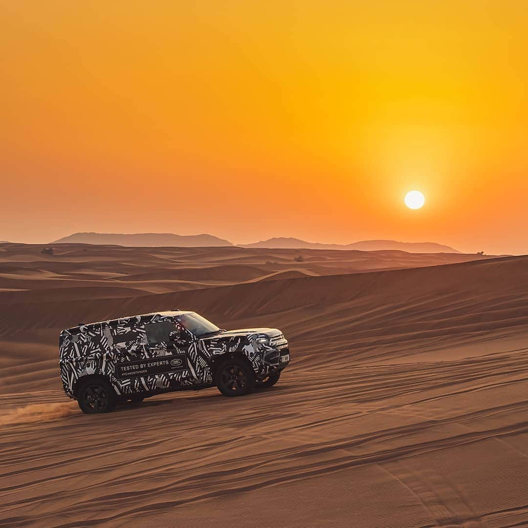 Land Roverさんのインスタグラム写真 - (Land RoverInstagram)「Temperatures in excess of 40-degrees, soft sand, steep ascents and demanding side slopes. All in a day’s testing for the new #LandRover #DEFENDER with our partners @ifrc. Tap the link in our bio to watch the film.  #IFRC #TeamDefender #LandRoverDefender #Best4x4xFar #OffRoad #4x4 #Testing #Carsofinstagram #Instacar #SUV #CarLifestyle #Adventure #Adventuring #Dubai #RedCross #4x4 #Technology #SearchAndRescue」8月4日 2時38分 - landrover