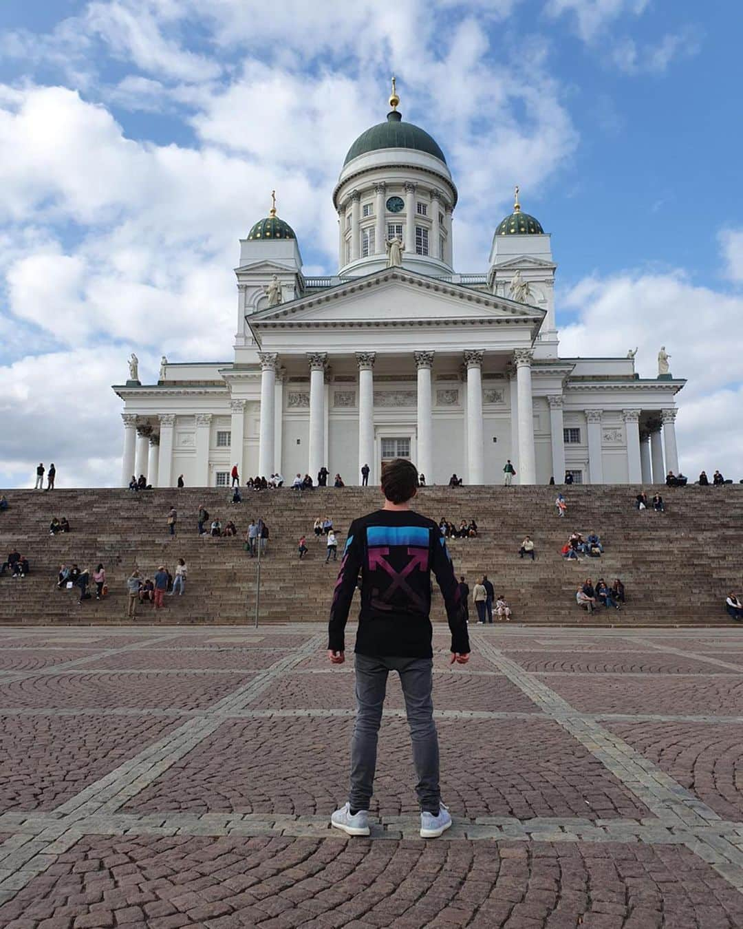 アラン・ウォーカーさんのインスタグラム写真 - (アラン・ウォーカーInstagram)「Enjoying time off in beautiful Helsinki. Got to work on my editing game🤭 Swipe to see the edit」8月4日 2時47分 - alanwalkermusic