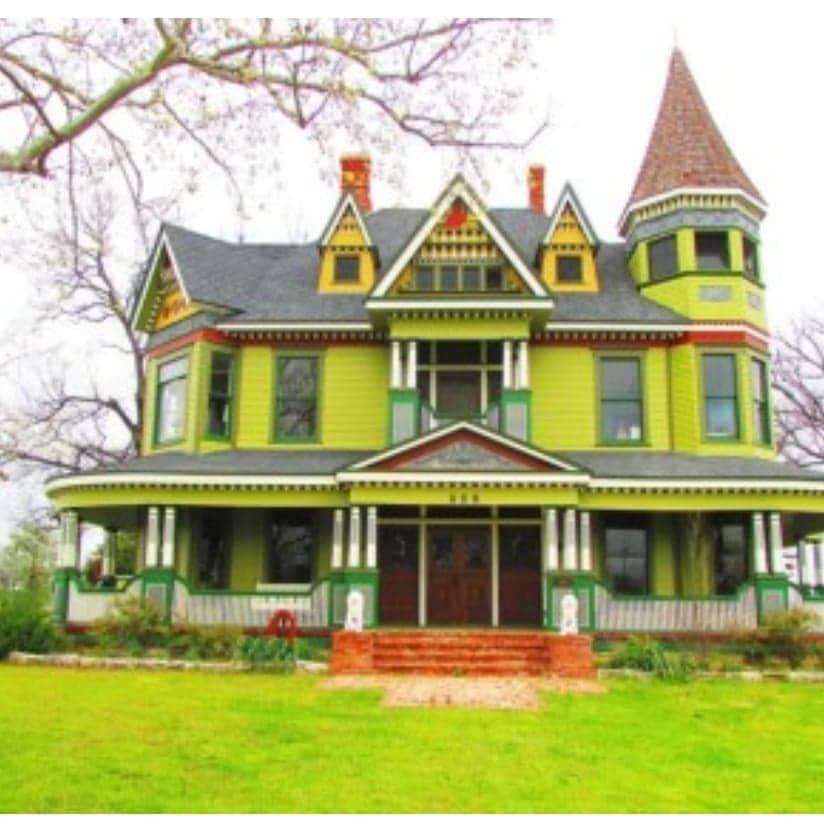 ガソリングラマーさんのインスタグラム写真 - (ガソリングラマーInstagram)「Who wants to move to Dublin Texas with me and live in this gem 😱😱🏰 #paintedlady #oldhouse #historichomes #oldhouselove @circahouses #dublintexas #circaoldhouses 18 acres + a huge barn 😭😭😭😭😭😭😭😭😭😭😭😍😍😍😍😍😍」8月4日 2時54分 - gasolineglamour