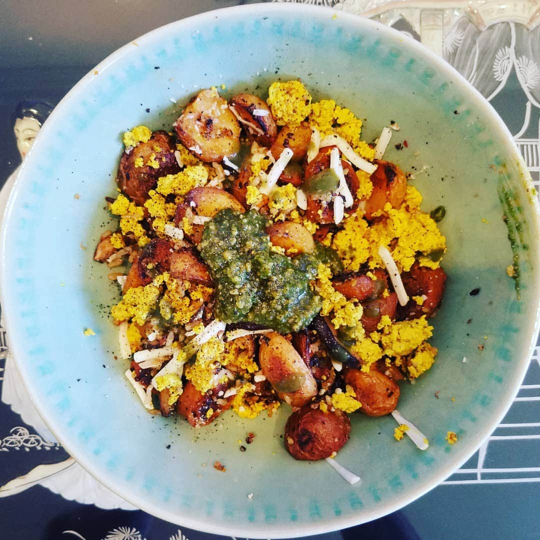 ガソリングラマーさんのインスタグラム写真 - (ガソリングラマーInstagram)「VEGAN EGG PESTO SAUSAGE CHEESE MUSHROOM POTATO BROWN RICE QUINOA AMARANTH SCRAMBLE 🍳🥚🌭🌿🧀🍄🥔🌶 #GASOLINEKITCHEN ADVENTURES @sperofoods #veganegg #SCRAMBLIT  @imperfectproduce shiitake mushrooms  @lightlifefoods #italiansausage @costco mini creamer potatoes  @goodplanetfoods #mozzarellashreds #vegancheese via @mylkguys  @coconutsecretofficial coconut AMINOS  @FIXHOTSAUCE #LEMONGRASS #SRIRACHA #hotsauce @mountainroseherbs smoked black pepper chili flakes  @seggianolovesfood #pesto #basilpestogenovese #veganpesto  #BROWNRICEQUINOA w/ amaranth + garlic #vegan #vegansofIG #veganaf #vegansofinstagram #veganfood #whatveganseat #instavegan @gasolineglamour  #gasolineglamour  #sperofoods  #lightlifefoods  #imperfectproduce  #goodplanetfoods  #mylkguys  #coconutsecret  #MOUNTAINROSEHERBS  #seggiano #FIXHOTSAUCE」8月4日 3時10分 - gasolineglamour