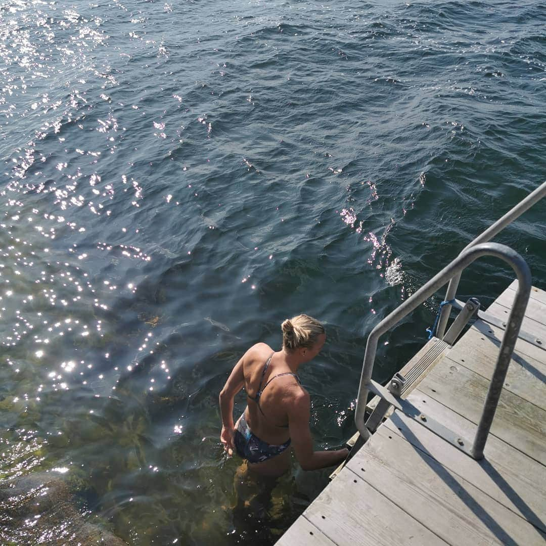 サラ・ショーストレムさんのインスタグラム写真 - (サラ・ショーストレムInstagram)「Like a fish in the sea 🤷🏼‍♀️🧜🏻‍♀️🌊 #vacaymode #freezingwater #badkruka」8月4日 3時04分 - sarahsjostrom