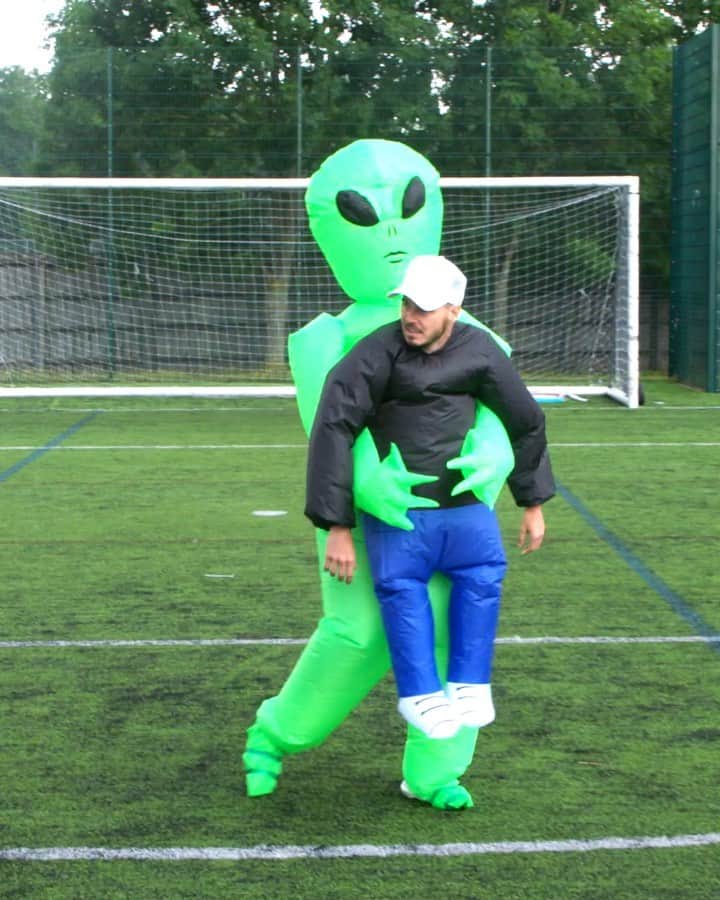 F2Freestylersのインスタグラム：「ALIENS CAN HIT TOP BINS TOO! 👽😜🎯 NEW VIDEO OUT NOW! 🎥 LINK IN BIO 🔗 #Area51 #Alien #Football」